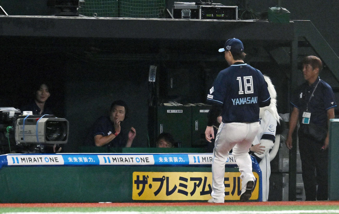 西武対日本ハム　5回裏西武1死満塁、中堅手五十幡の悪送球のボールが三塁カメラ席へ入り追いかける山崎（撮影・滝沢徹郎）