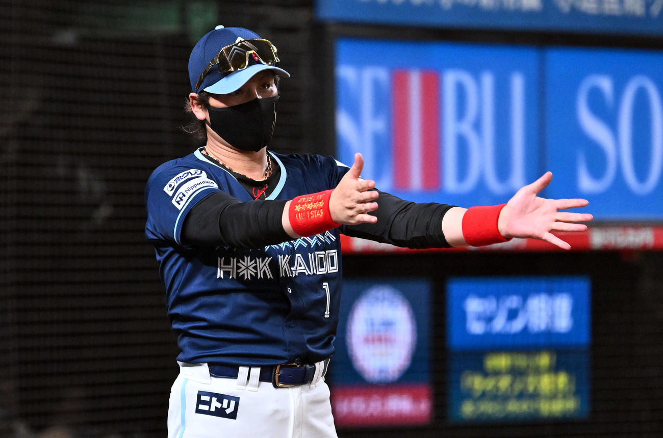 西武対日本ハム　9回表、交代を伝える日本ハム新庄監督（撮影・滝沢徹郎）