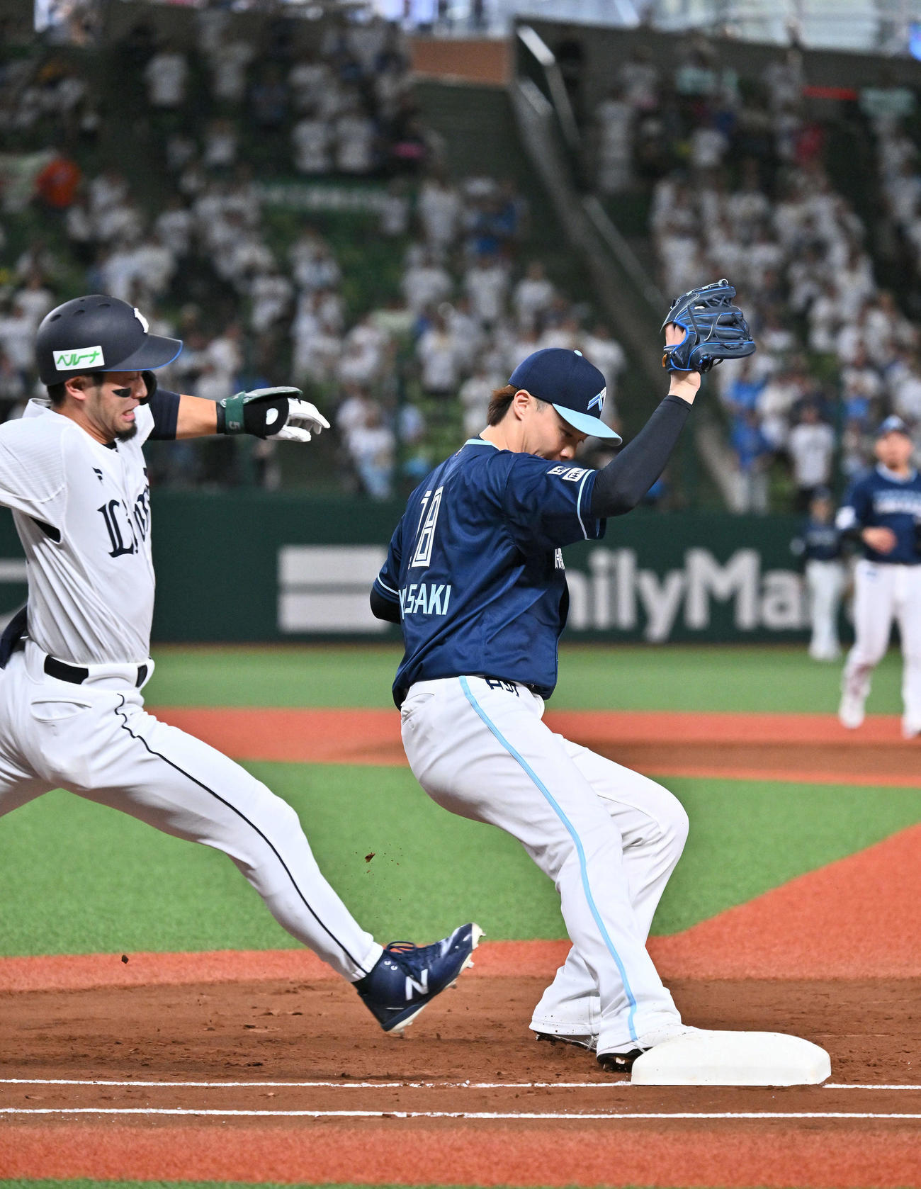 西武対日本ハム　1回裏西武1死、山崎（右）は外崎を一ゴロに仕留める（撮影・滝沢徹郎）