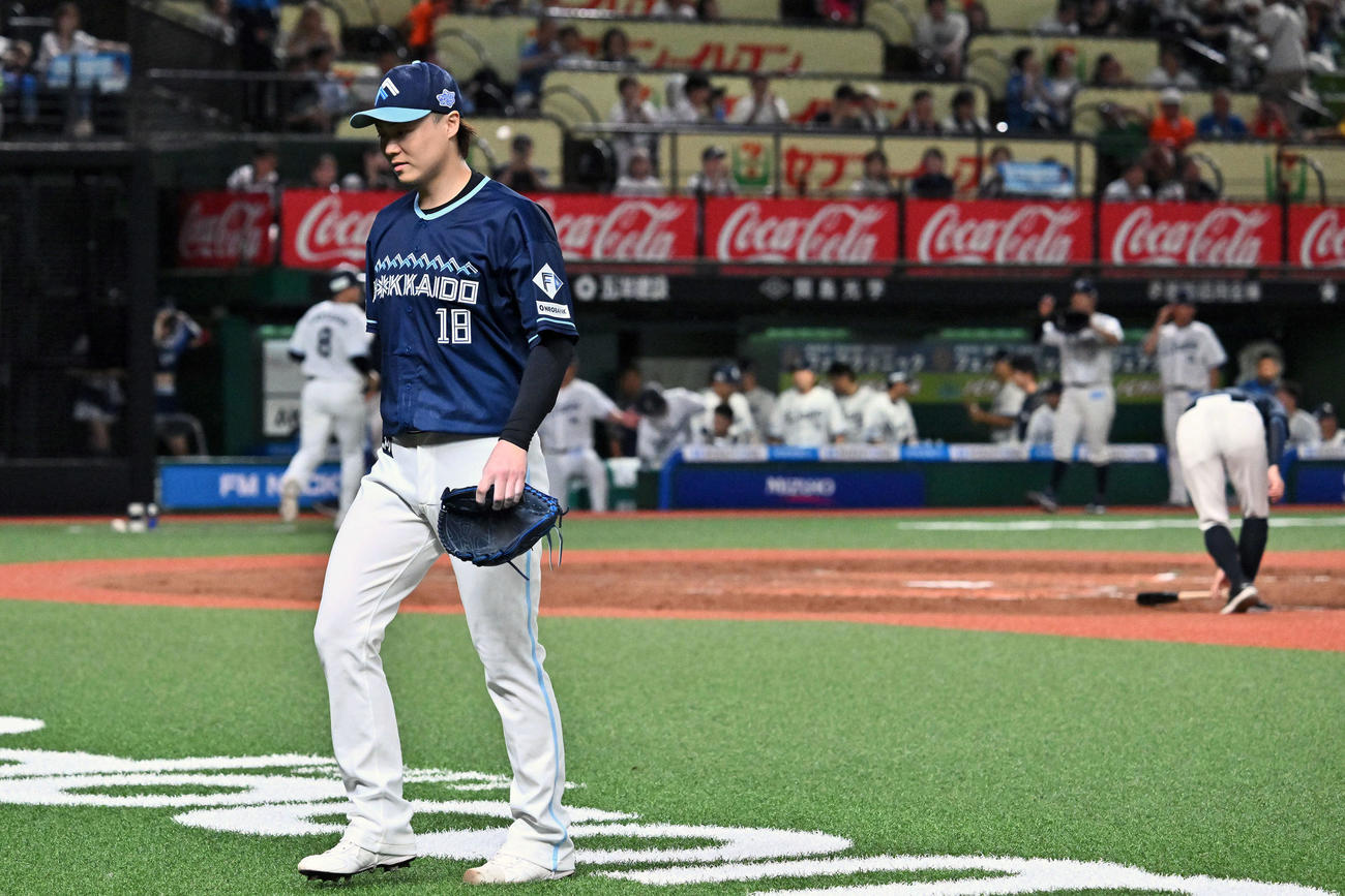 西武対日本ハム　5回裏、逆転を許し浮かない表情で引き揚げる日本ハム先発の山崎（撮影・滝沢徹郎）