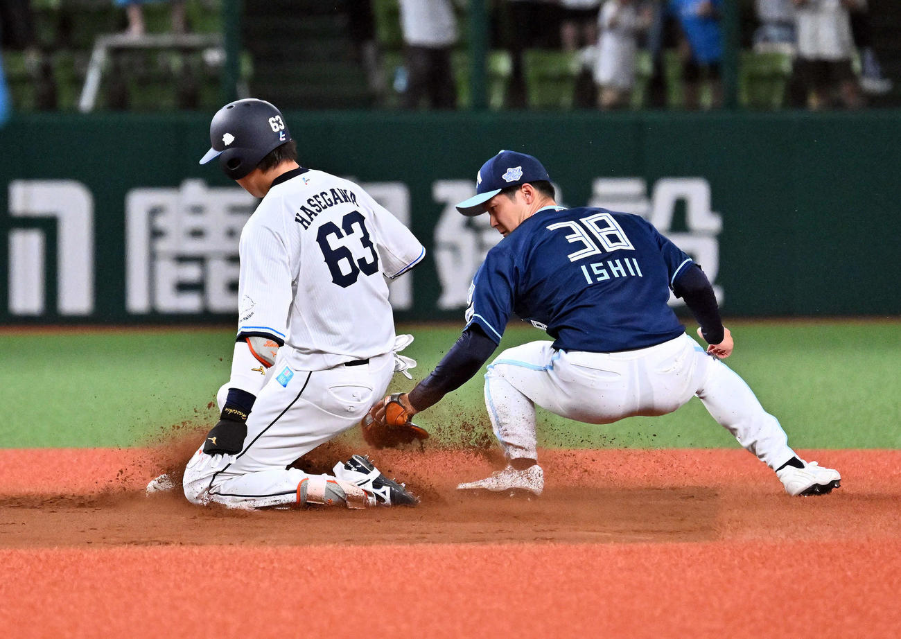 西武対日本ハム　2回裏西武1死二塁、長谷川（左）は適時二塁打を放ち滑り込む。二塁手石井（撮影・滝沢徹郎）