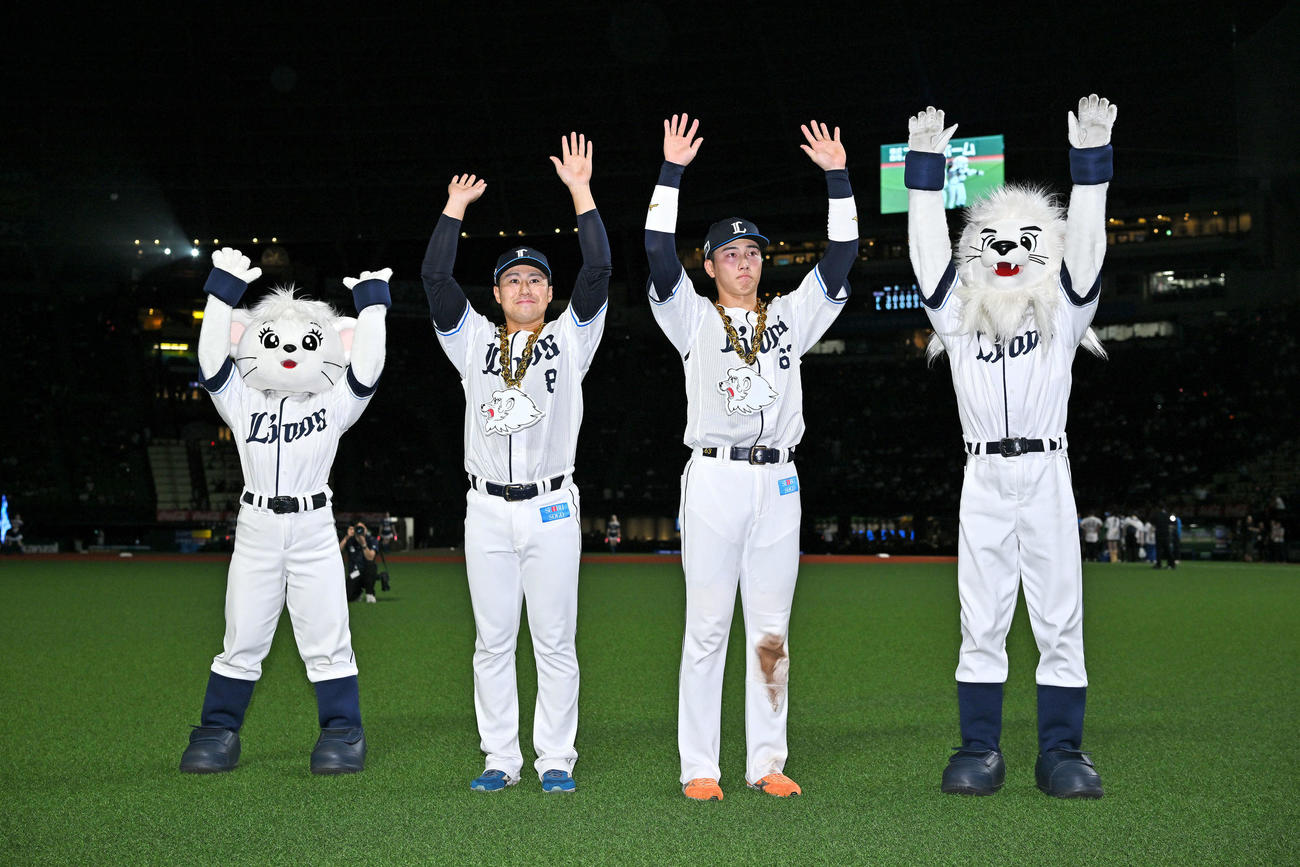 西武対日本ハム　ヒーローインタビューを終えファンとともに勝利を祝う西武渡部聖（中左）と長谷川（撮影・滝沢徹郎）