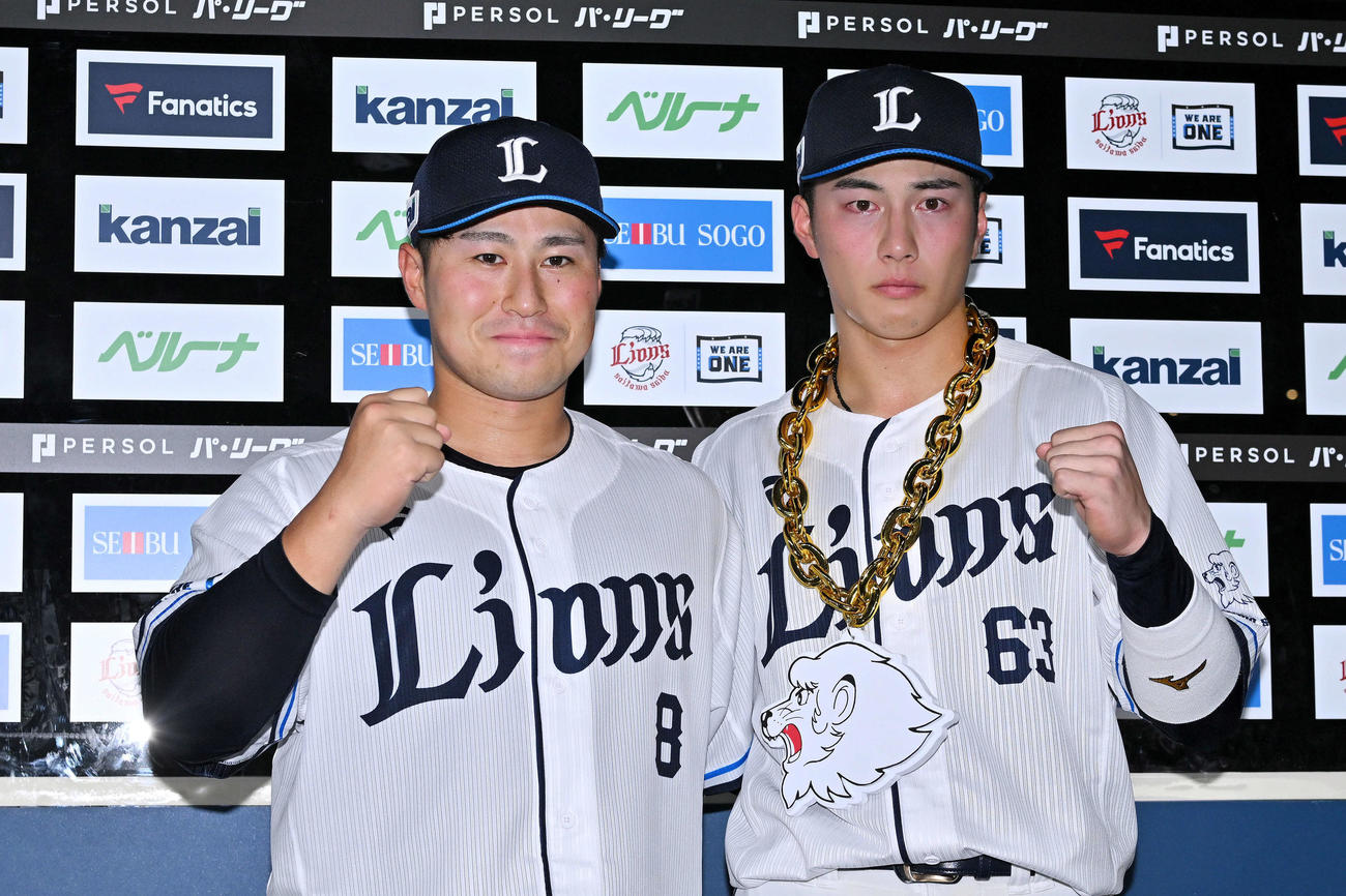 西武対日本ハム　ヒーローインタビューを終え記念撮影する西武渡部聖（左）と長谷川（撮影・滝沢徹郎）
