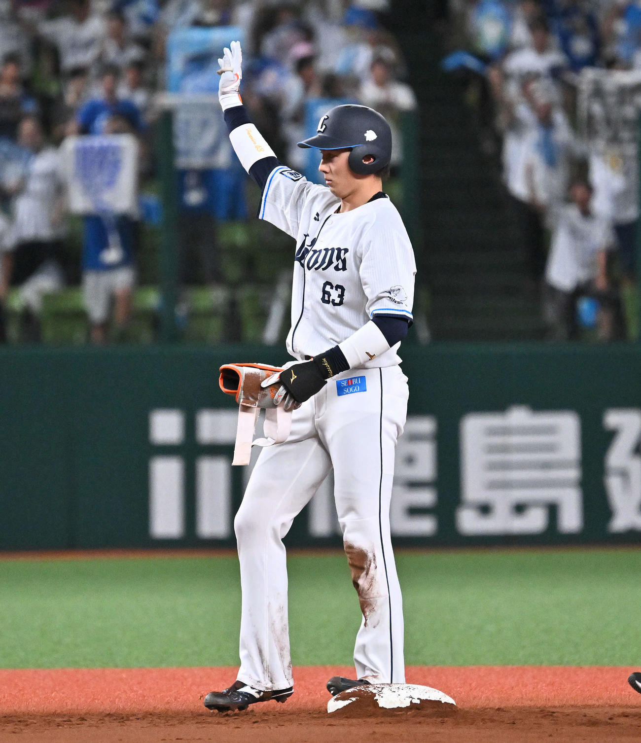 西武対日本ハム　2回裏西武1死二塁、長谷川は適時二塁打を放ちポーズを決める（撮影・滝沢徹郎）