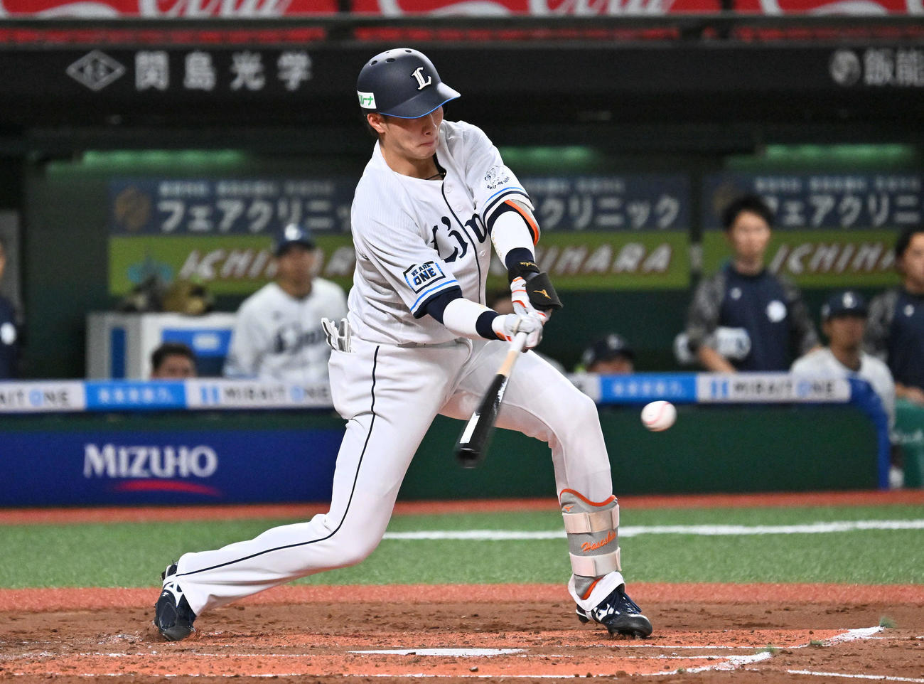 西武対日本ハム　2回裏西武1死二塁、長谷川は適時二塁打を放つ（撮影・滝沢徹郎）