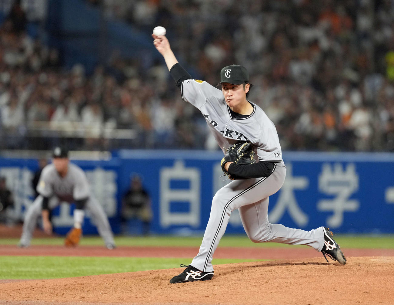 ヤクルト対巨人　力投する巨人西舘（撮影・たえ見朱実）
