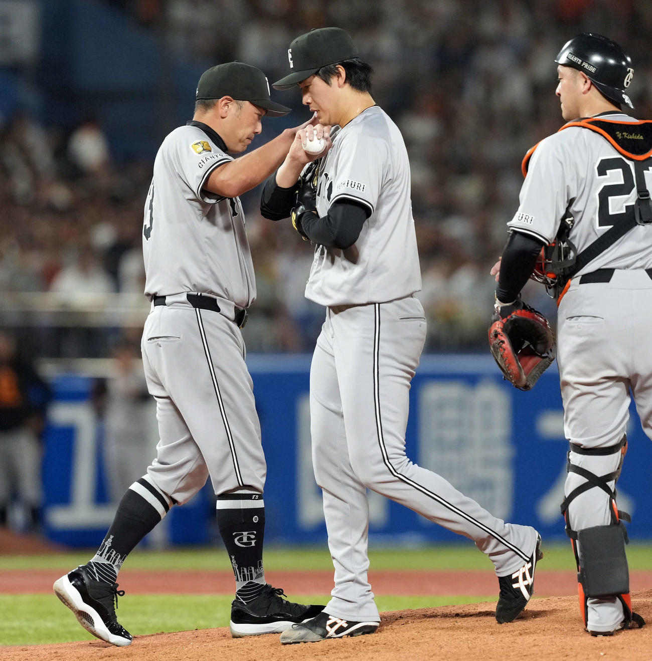 ヤクルト対巨人　7回裏ヤクルト2死満塁、西舘（右）に交代を告げる阿部監督（撮影・たえ見朱実）