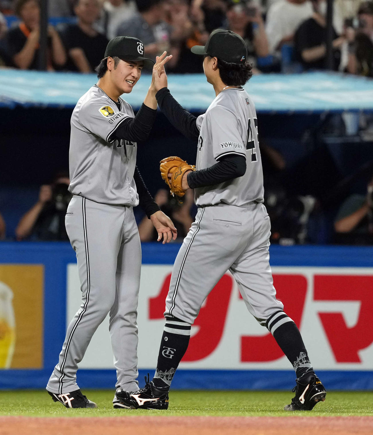 ヤクルト対巨人　7回裏、ピンチを脱した田中瑛（右）を迎える西舘（撮影・たえ見朱実）