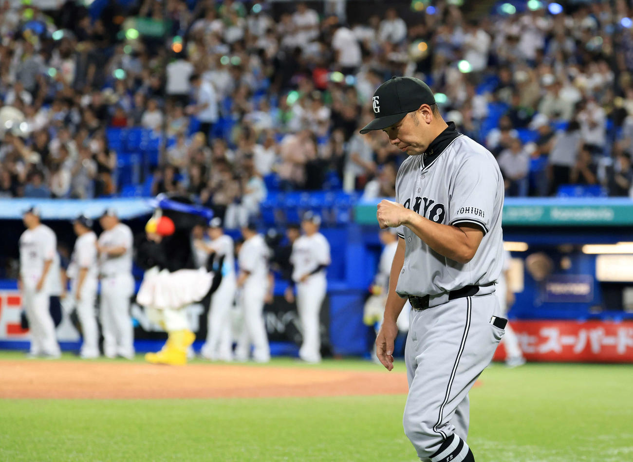 ヤクルト対巨人　2－3で敗れ、喜ぶヤクルトナインを背に引き揚げる巨人阿部監督（撮影・浅見桂子）