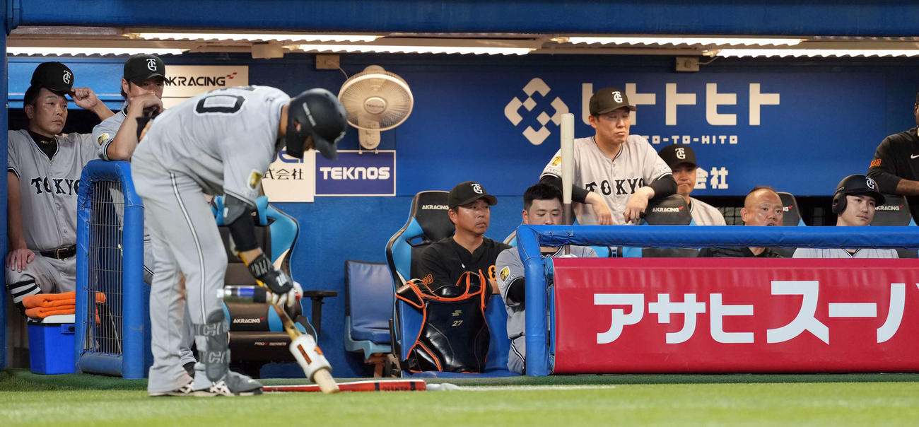ヤクルト対巨人　3回表巨人無死一、二塁、バントを失敗し沈んだ表情の泉口（右端）。左端は阿部監督（撮影・たえ見朱実）