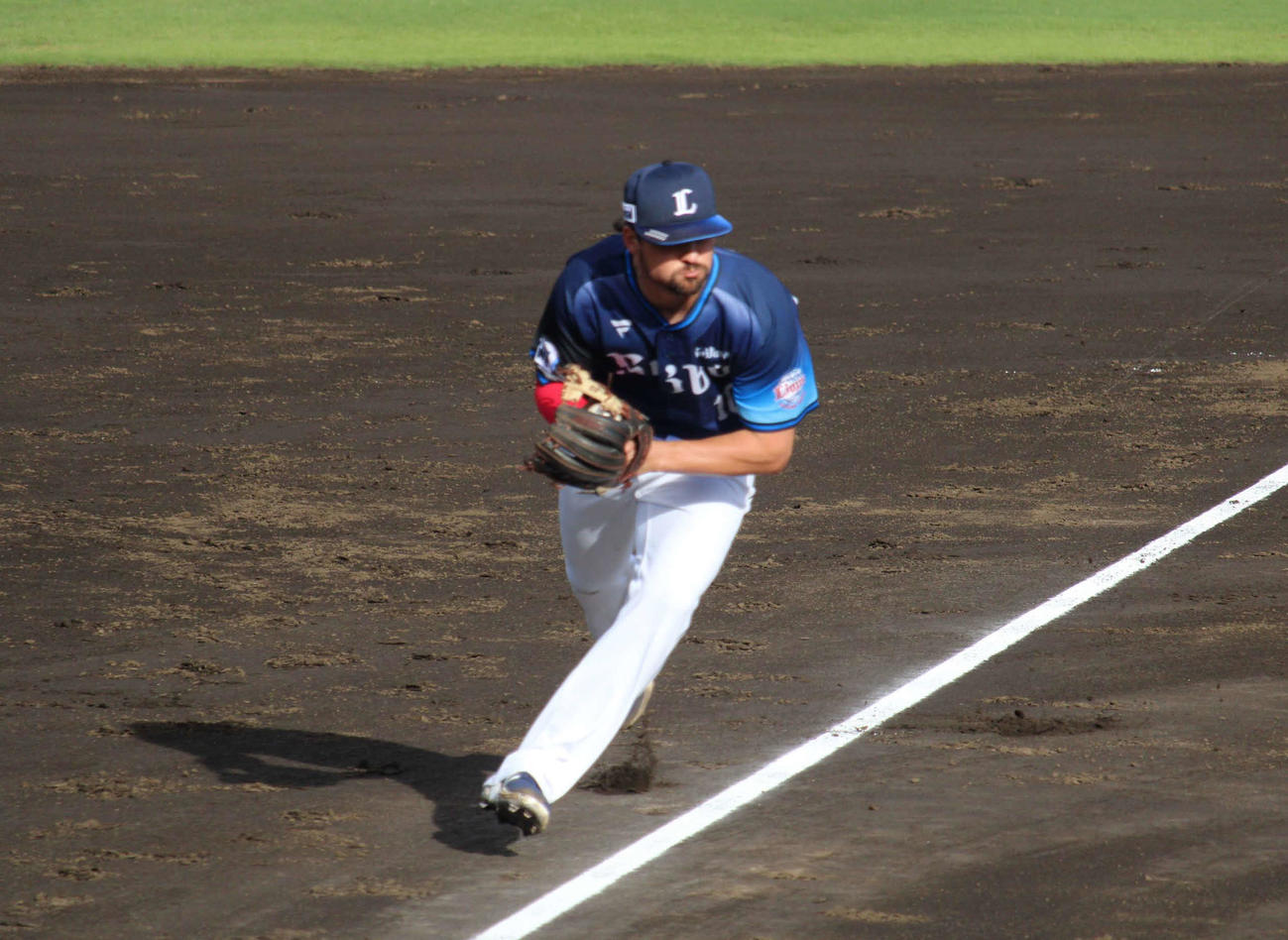 巨人3軍－西武3軍　3回、巨人宇都宮の詰まった三塁ゴロを処理しジャンピングスローに入る西武J・D・デービス（撮影・金子真仁）