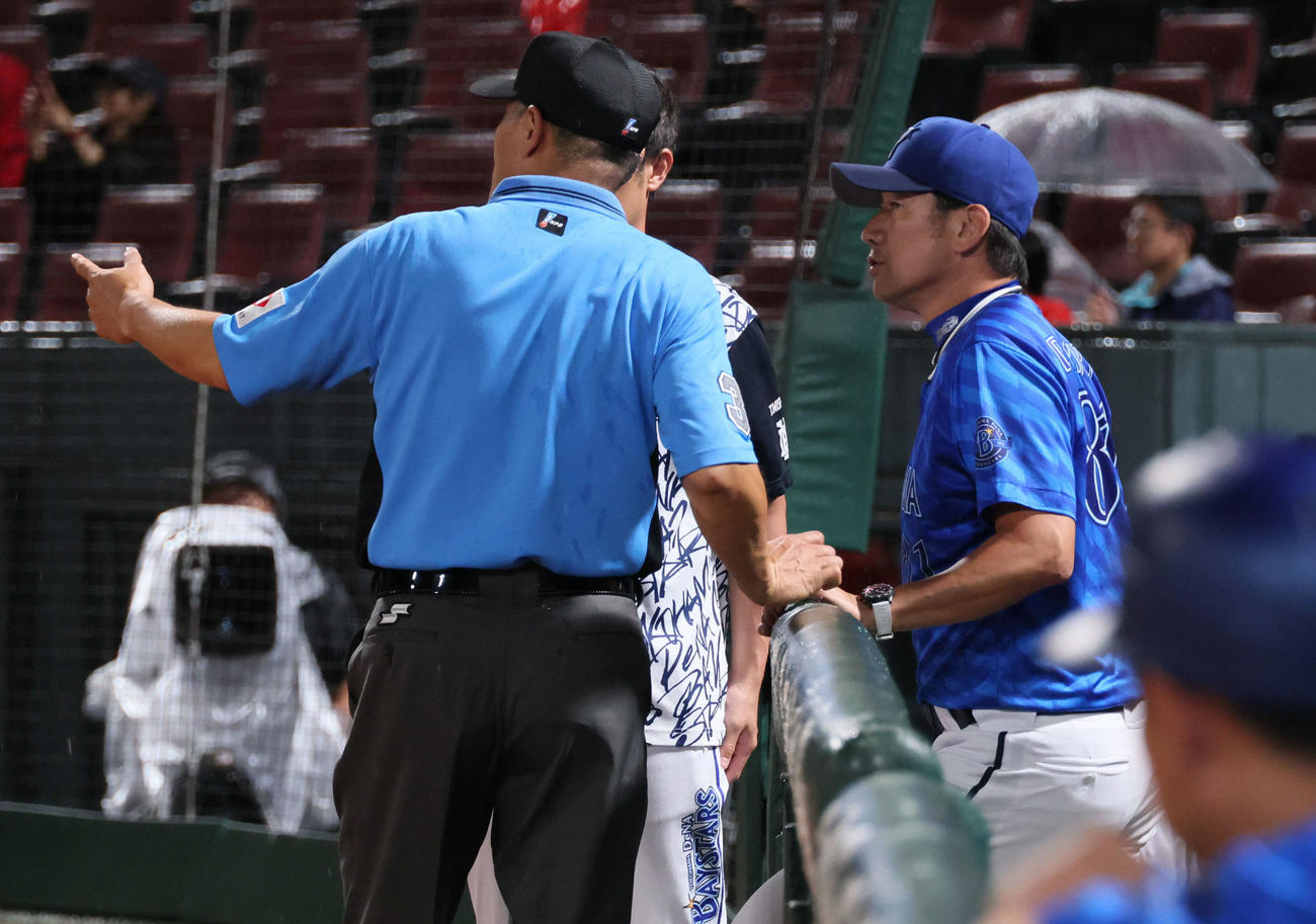 広島対DeNA　試合中断中、審判と話し合う三浦監督（右）（撮影・加藤孝規）