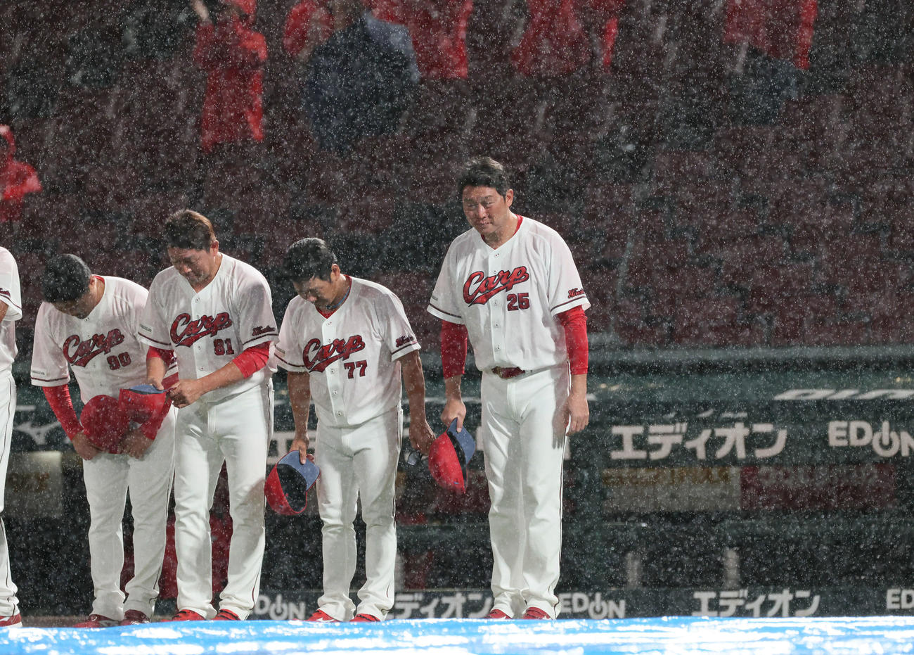広島対DeNA 6回裏広島1死一塁、雨天コールドゲームとなり、頭を下げる新井監督ら（撮影・加藤孝規）
