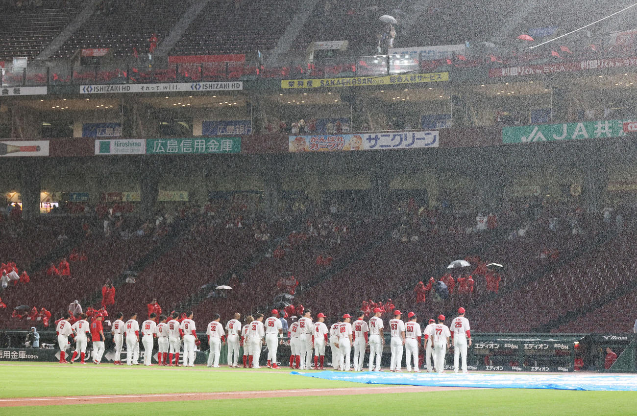 広島対DeNA 6回裏広島1死二塁、2度にわたる愛中断の末、降雨コールドゲームとなった（撮影・加藤孝規）