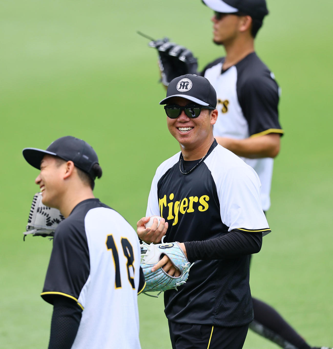 キャッチボールを終え笑顔を見せる阪神村上（中央）。手前は伊原（撮影・藤尾明華）