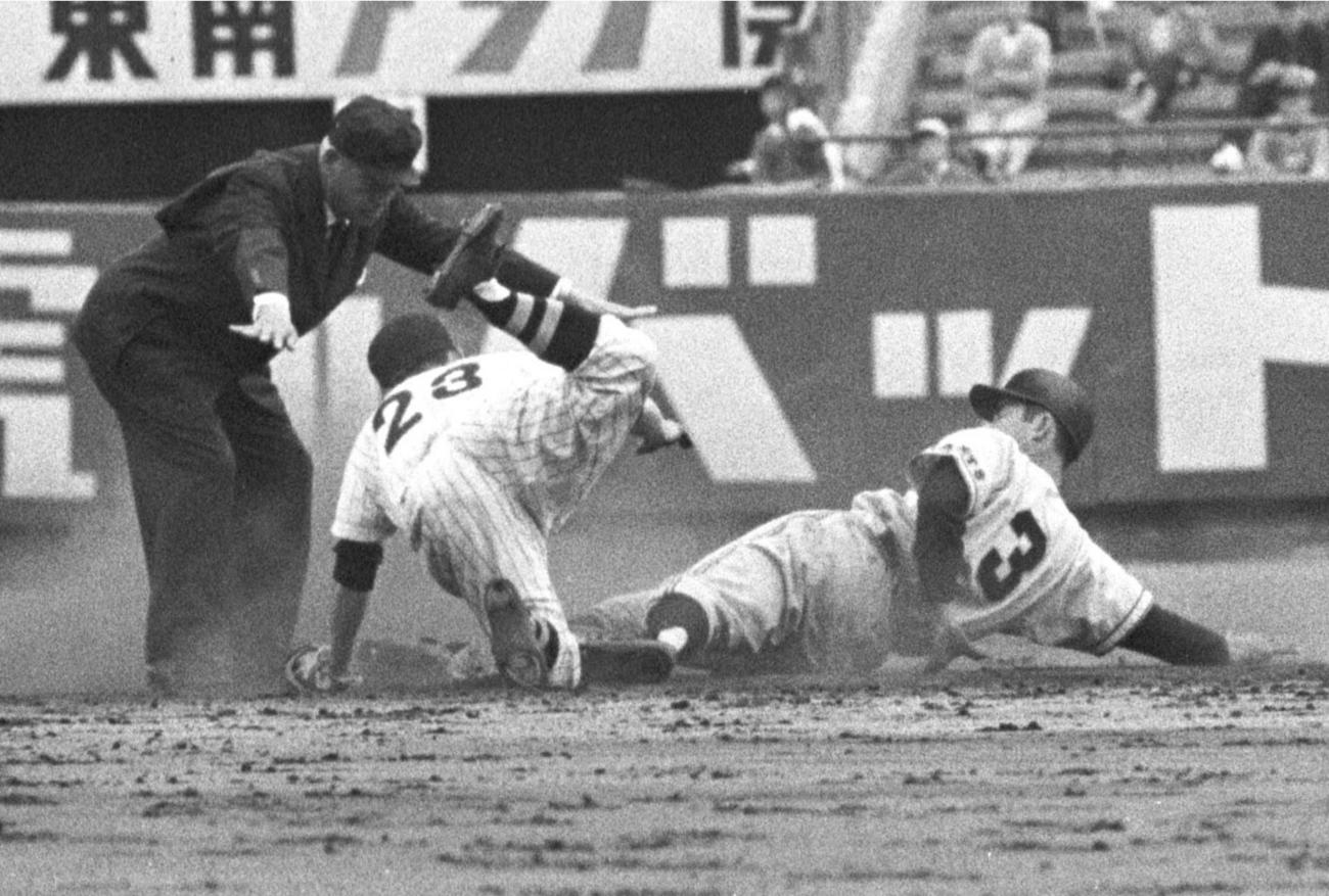1961年の阪神対巨人　二塁手吉田義男と走者長島茂雄