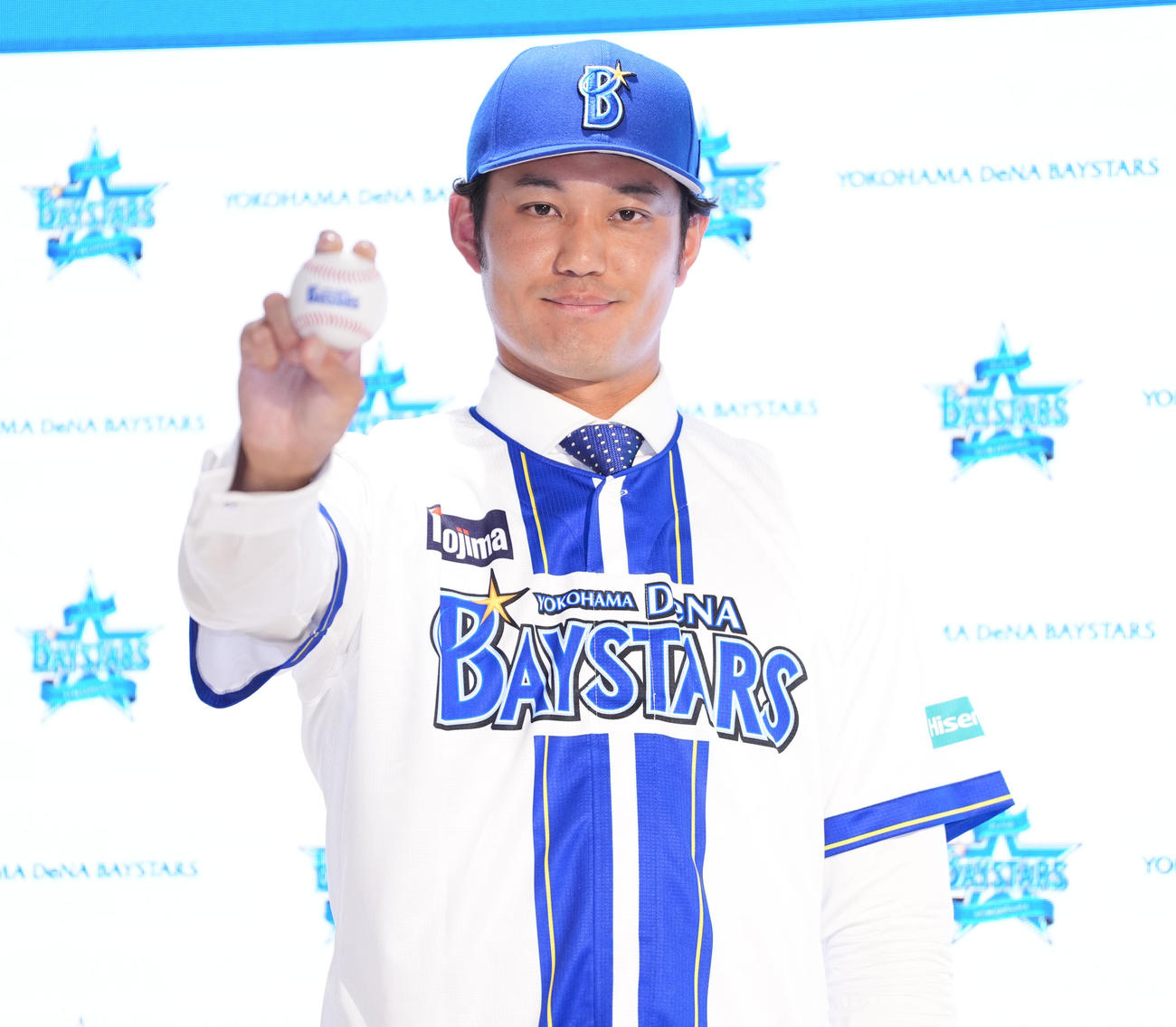 入団会見後、ユニホームを着て記念撮影に臨むDeNA藤浪（撮影・鈴木みどり）