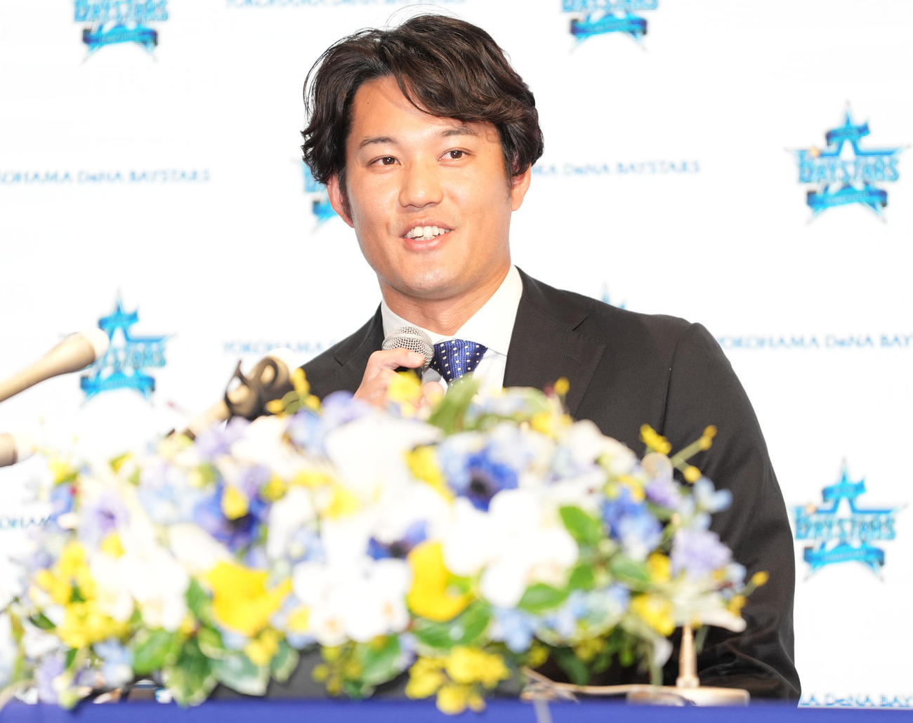 入団会見で笑顔のDeNA藤浪（撮影・鈴木みどり）