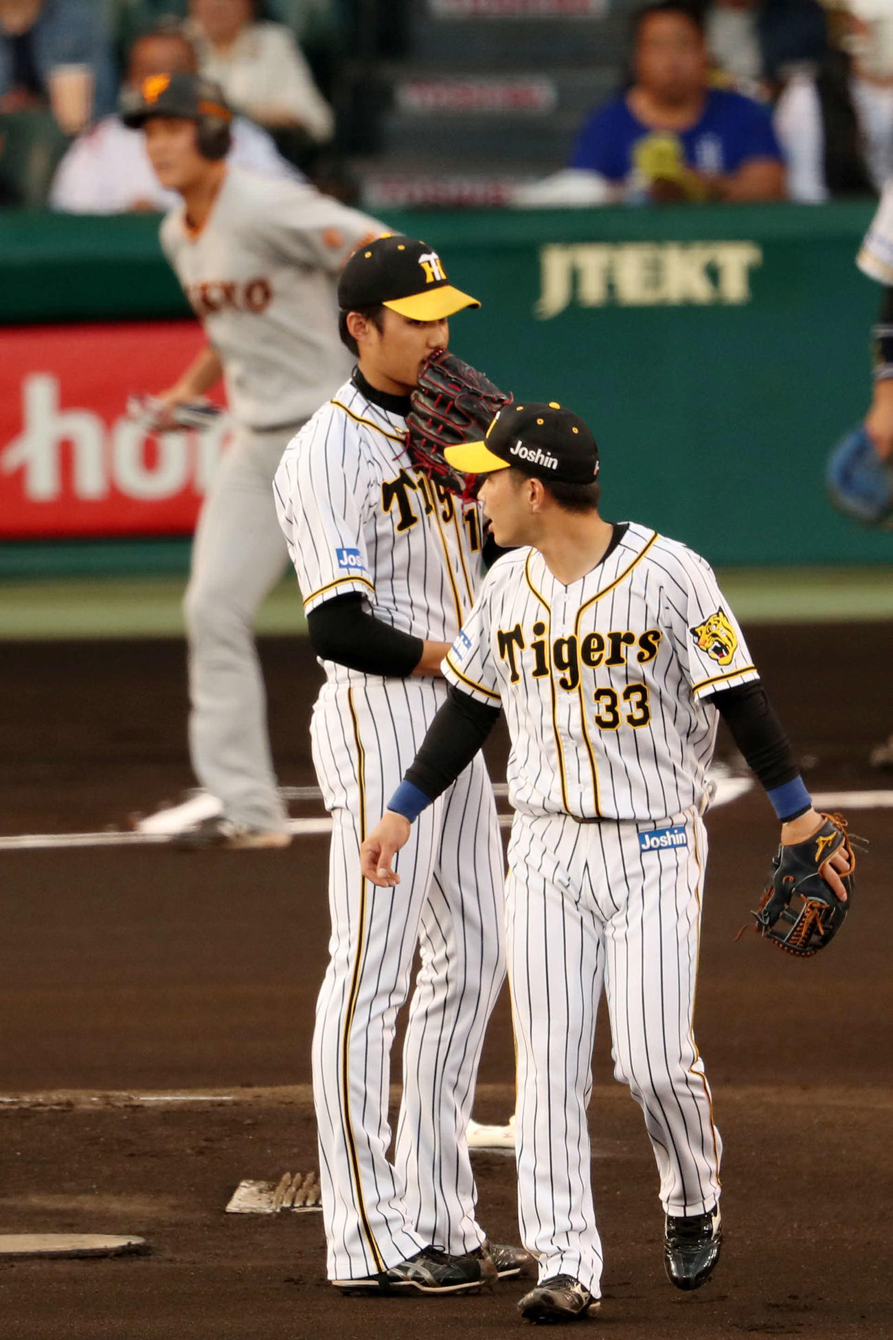 四球を与える藤浪。右は声をかける糸原（2018年4月撮影）