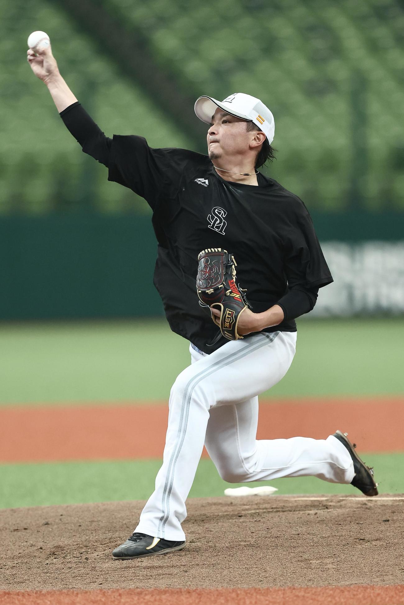マウンド投球するソフトバンク東浜（撮影・河田真司）