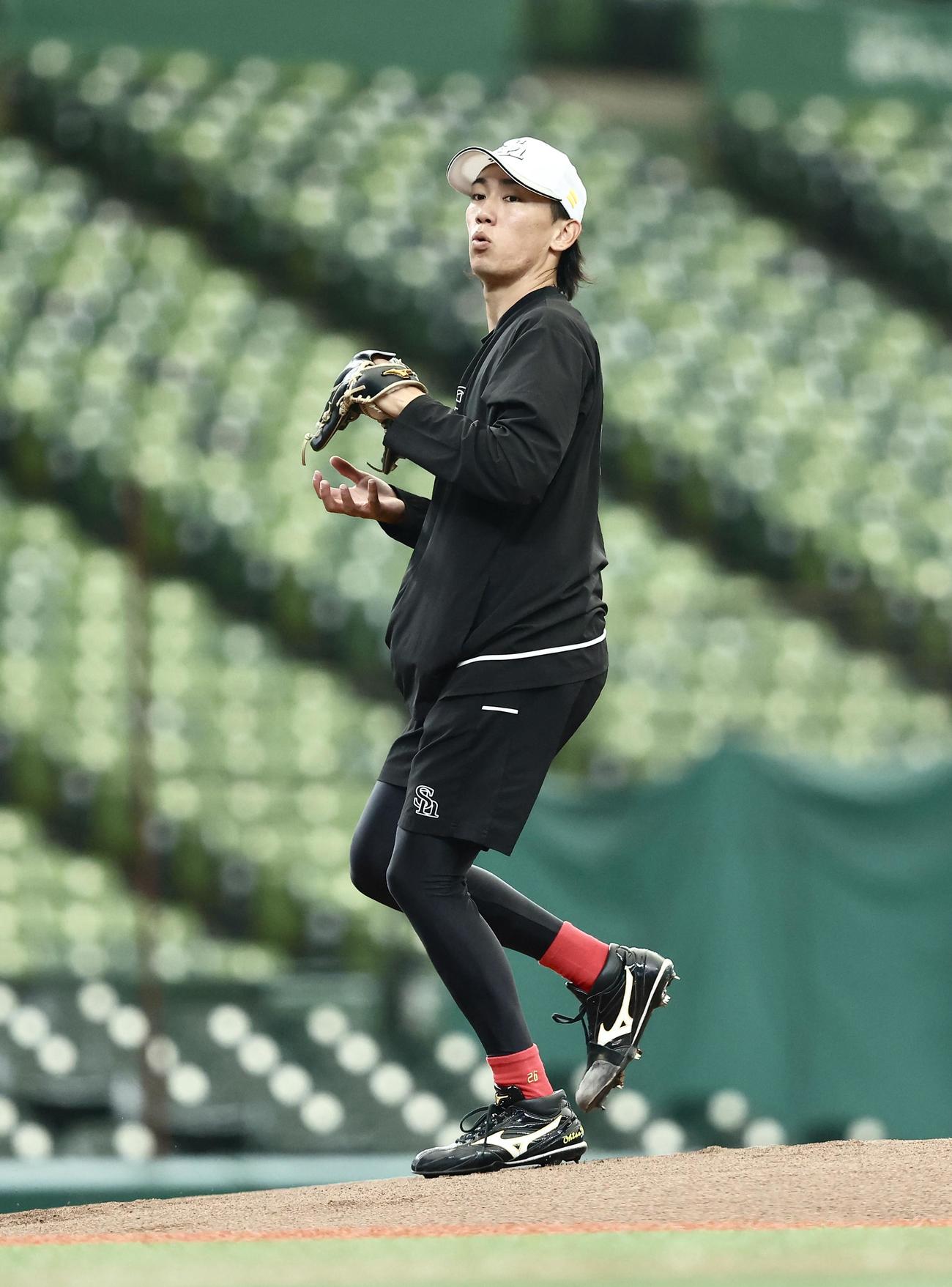 マウンドで調整するソフトバンク大津（撮影・河田真司）
