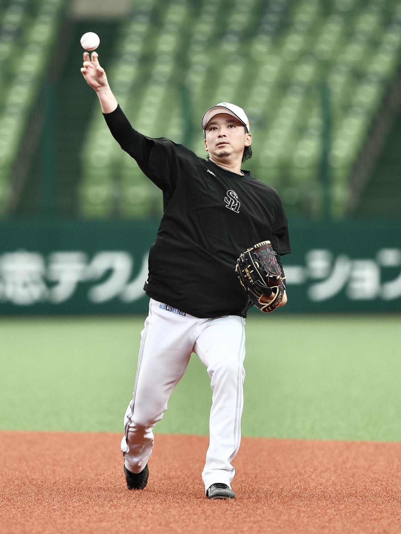 キャッチボールするソフトバンク東浜（撮影・河田真司）