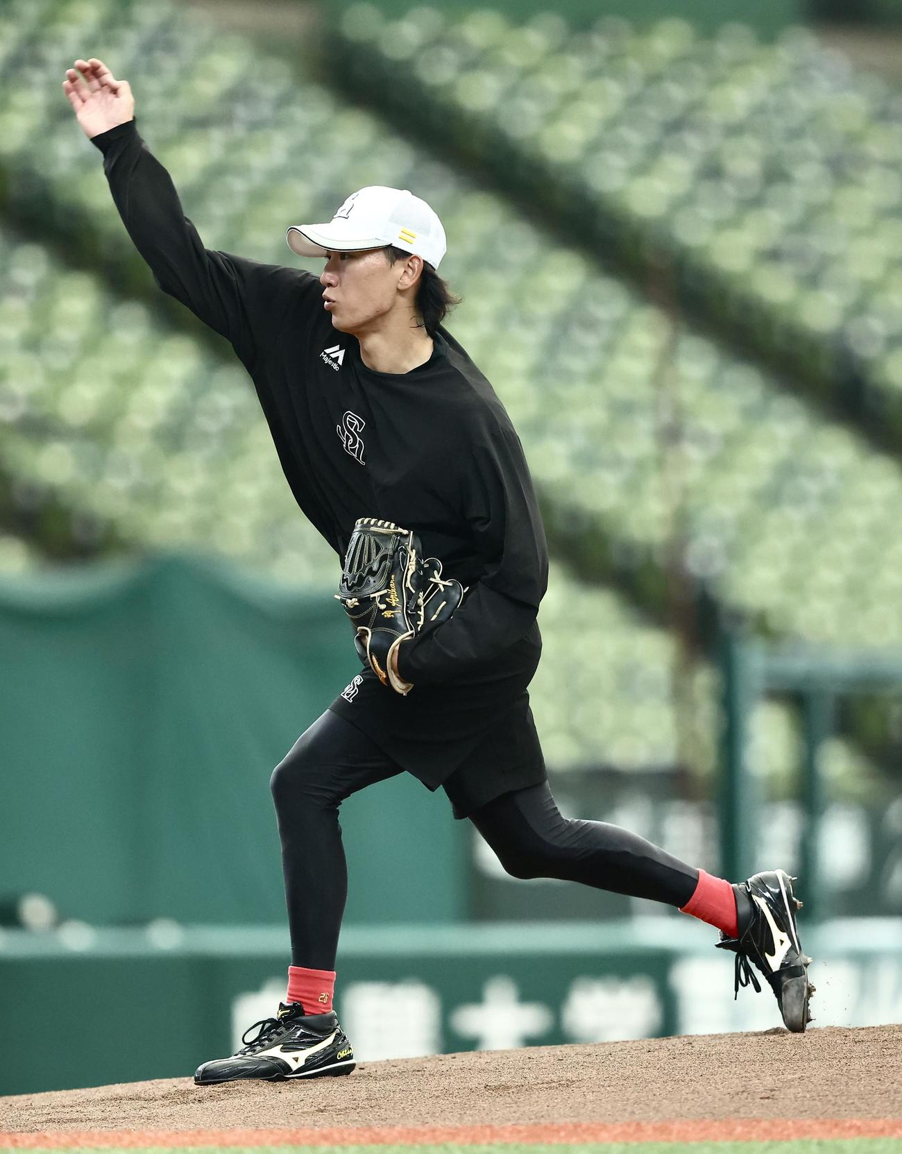 マウンドで調整するソフトバンク大津（撮影・河田真司）