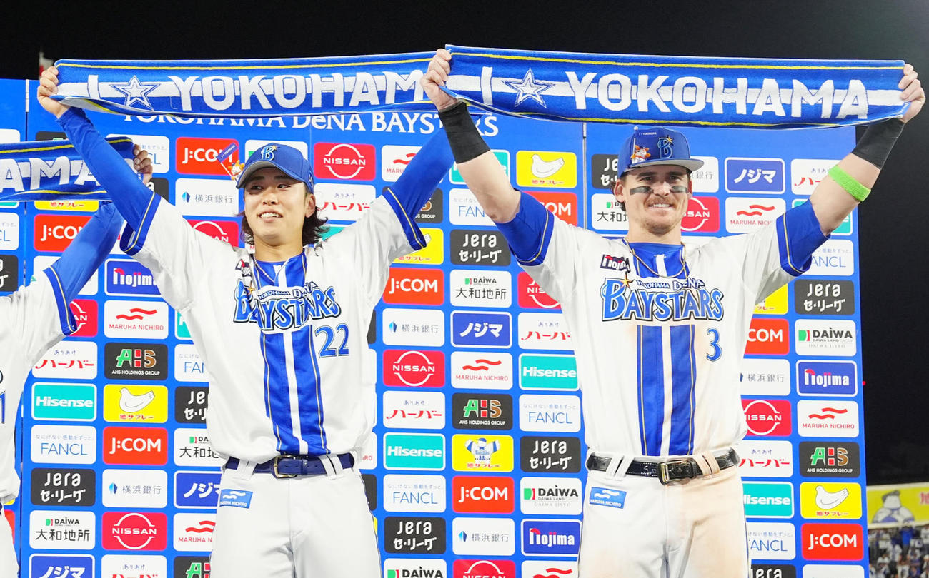 DeNAの入江（左）とオースティン＝25年3月
