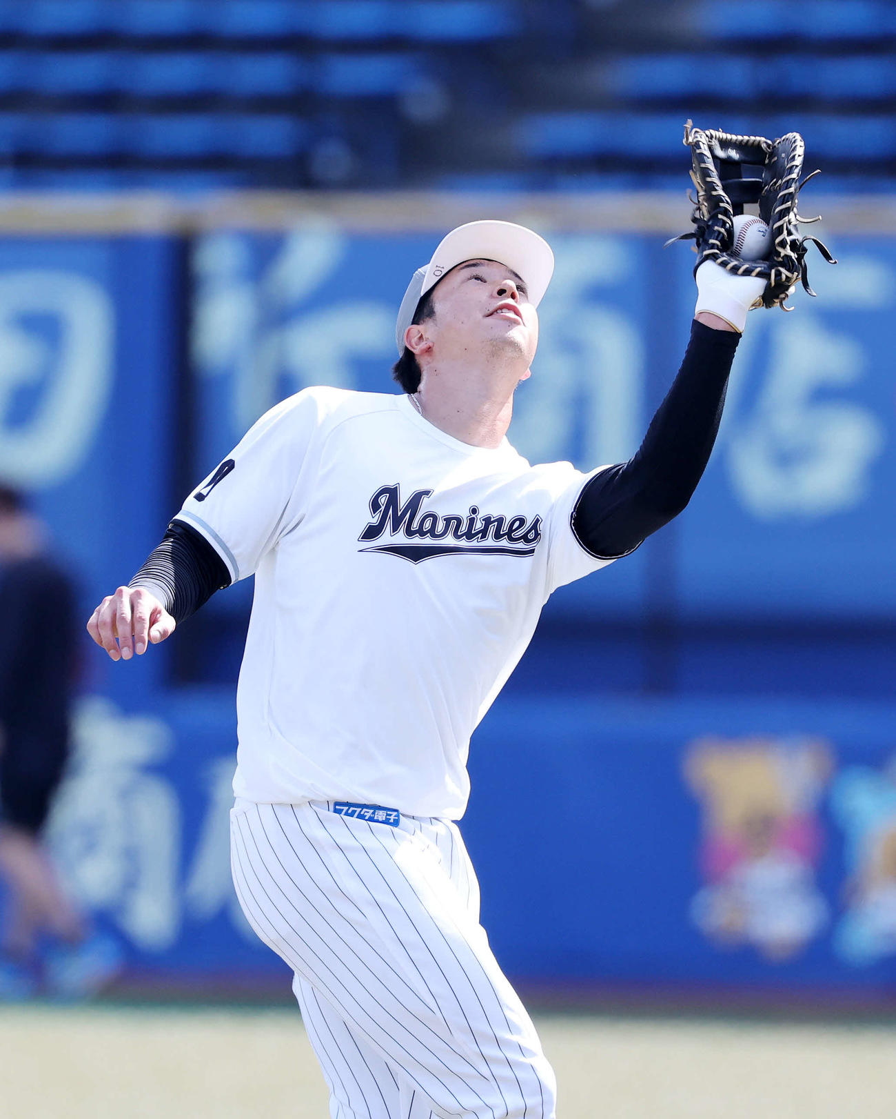 ロッテ対オリックス　守備練習するロッテ上田（撮影・鈴木正人）