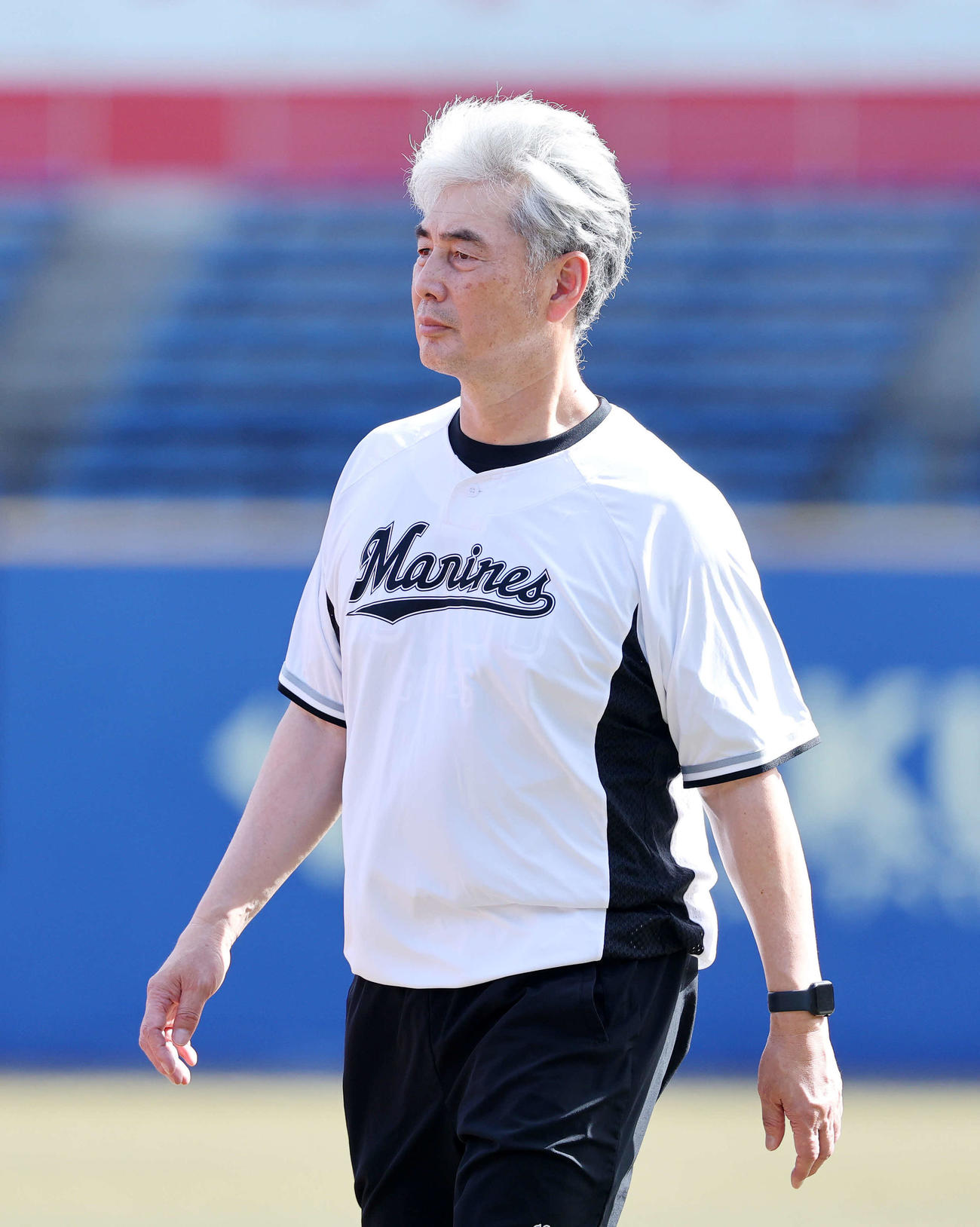 ロッテ対オリックス　練習を見つめるロッテ吉井監督（撮影・鈴木正人）