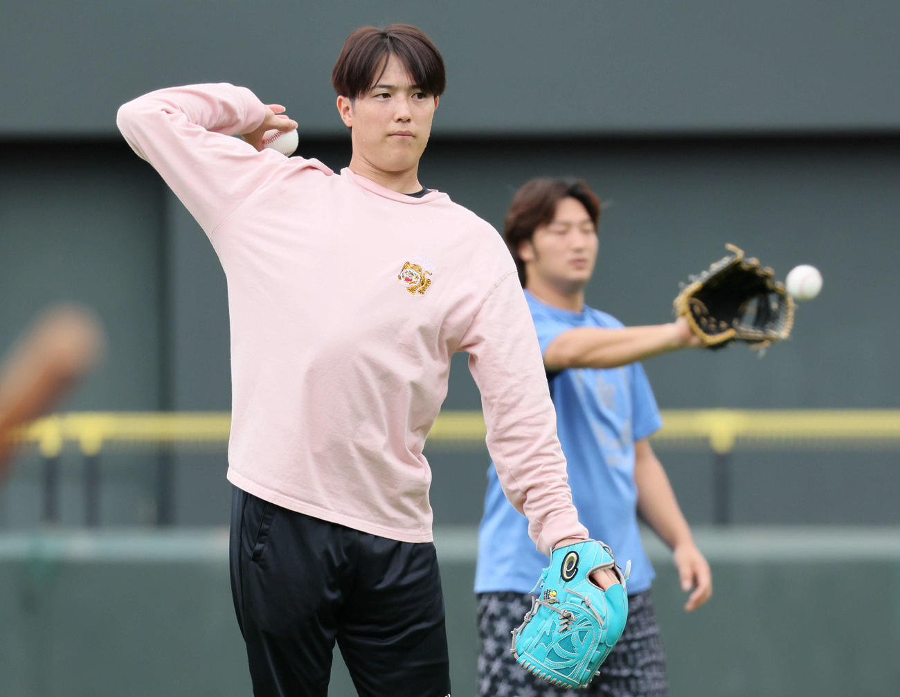 キャッチボールをする森下と床田（右）（撮影・加藤孝規）