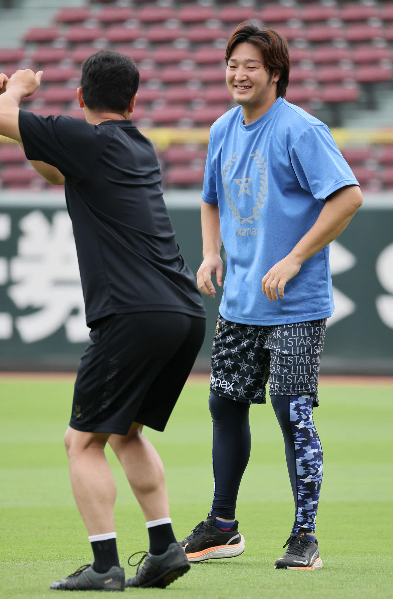 笑顔を見せる床田。左は森（撮影・加藤孝規）