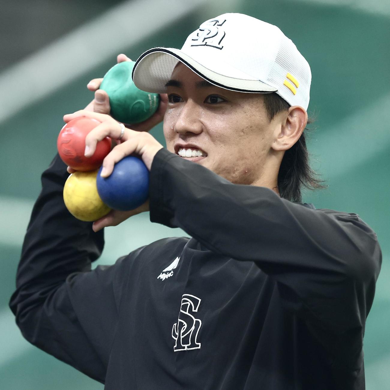 カラーボールを手にするソフトバンク大津（撮影・河田真司）