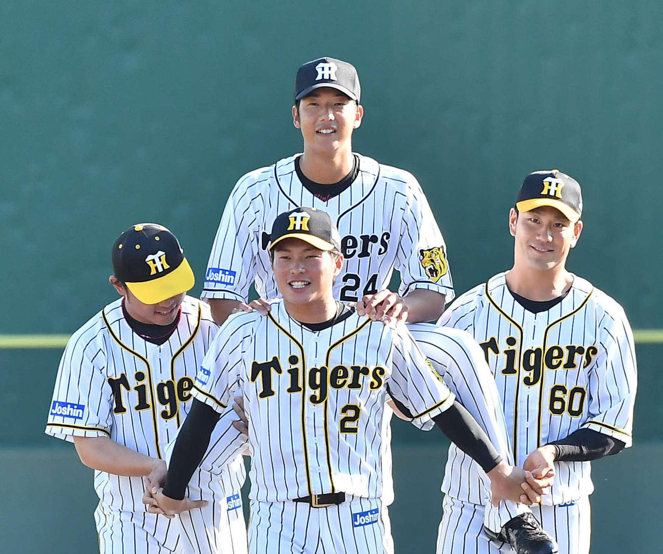 19年9月、引退試合で横田慎太郎さんを騎馬に乗せた、左から高山、北條、中谷