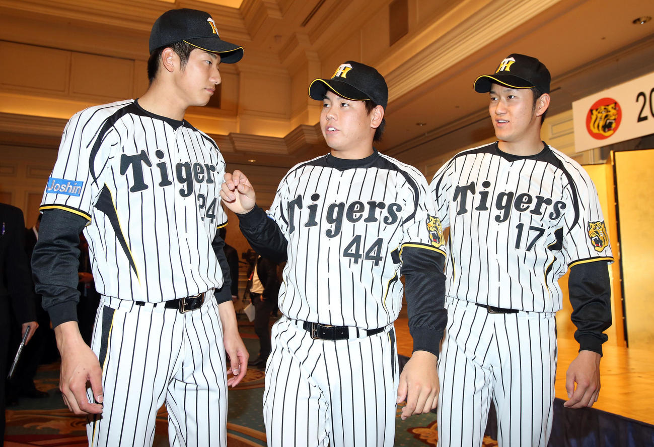 13年12月、阪神入団発表を終え談笑する（左から）横田、梅野、岩貞