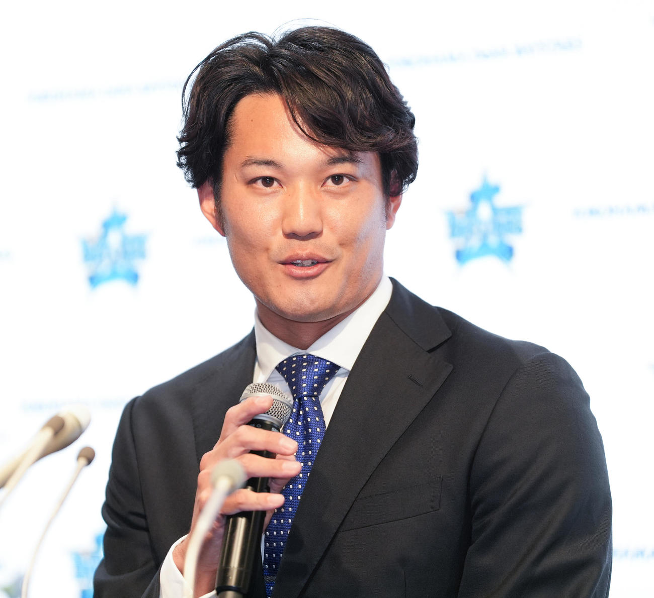 入団会見で記者の質問に答えるDeNA藤浪（撮影・鈴木みどり）