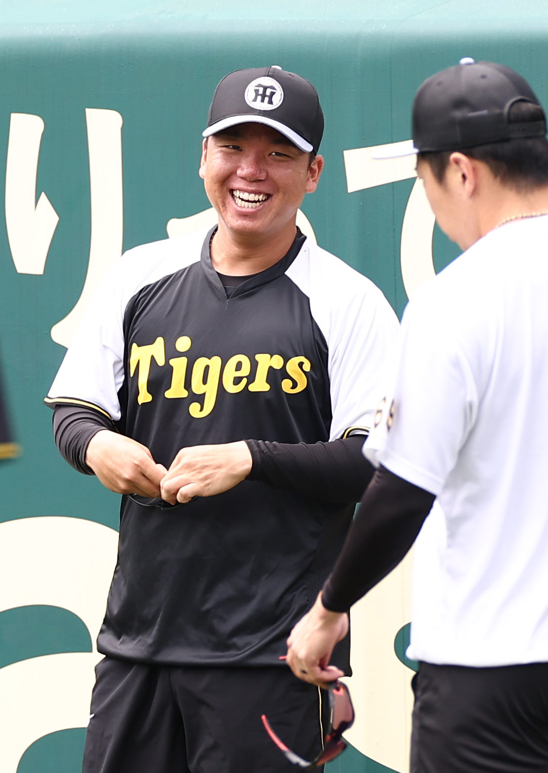 練習中に笑顔を見せる村上（撮影・上田博志）