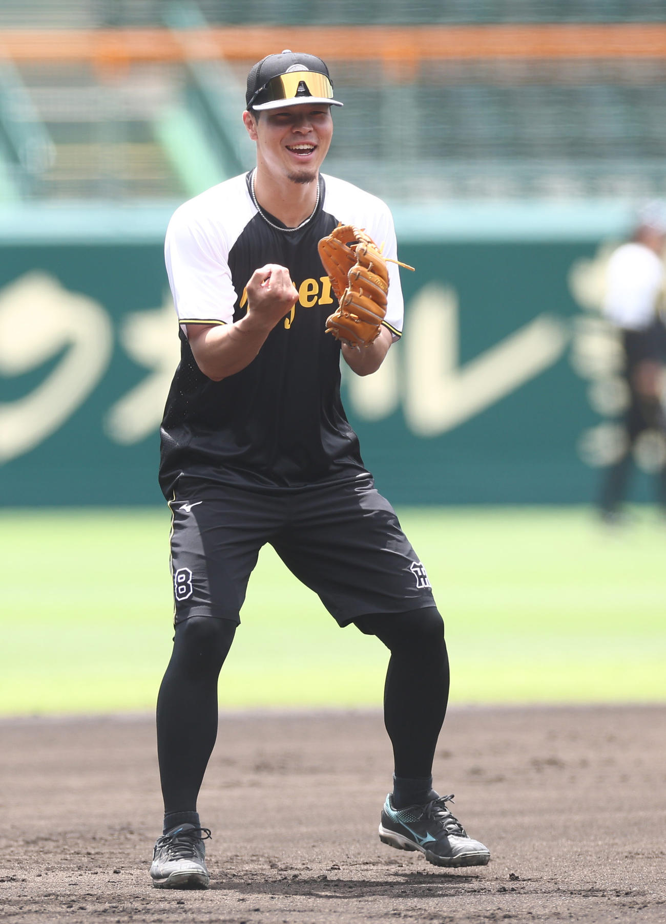 笑顔を見せながら三塁ノックを受ける佐藤輝（撮影・上田博志）