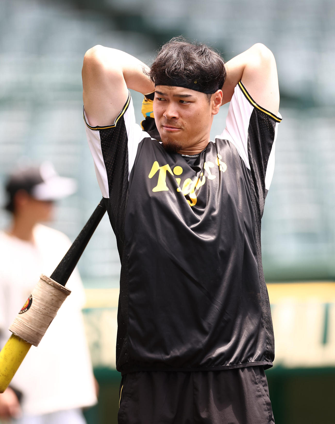 バットを回して体をほぐす佐藤輝（撮影・上田博志）