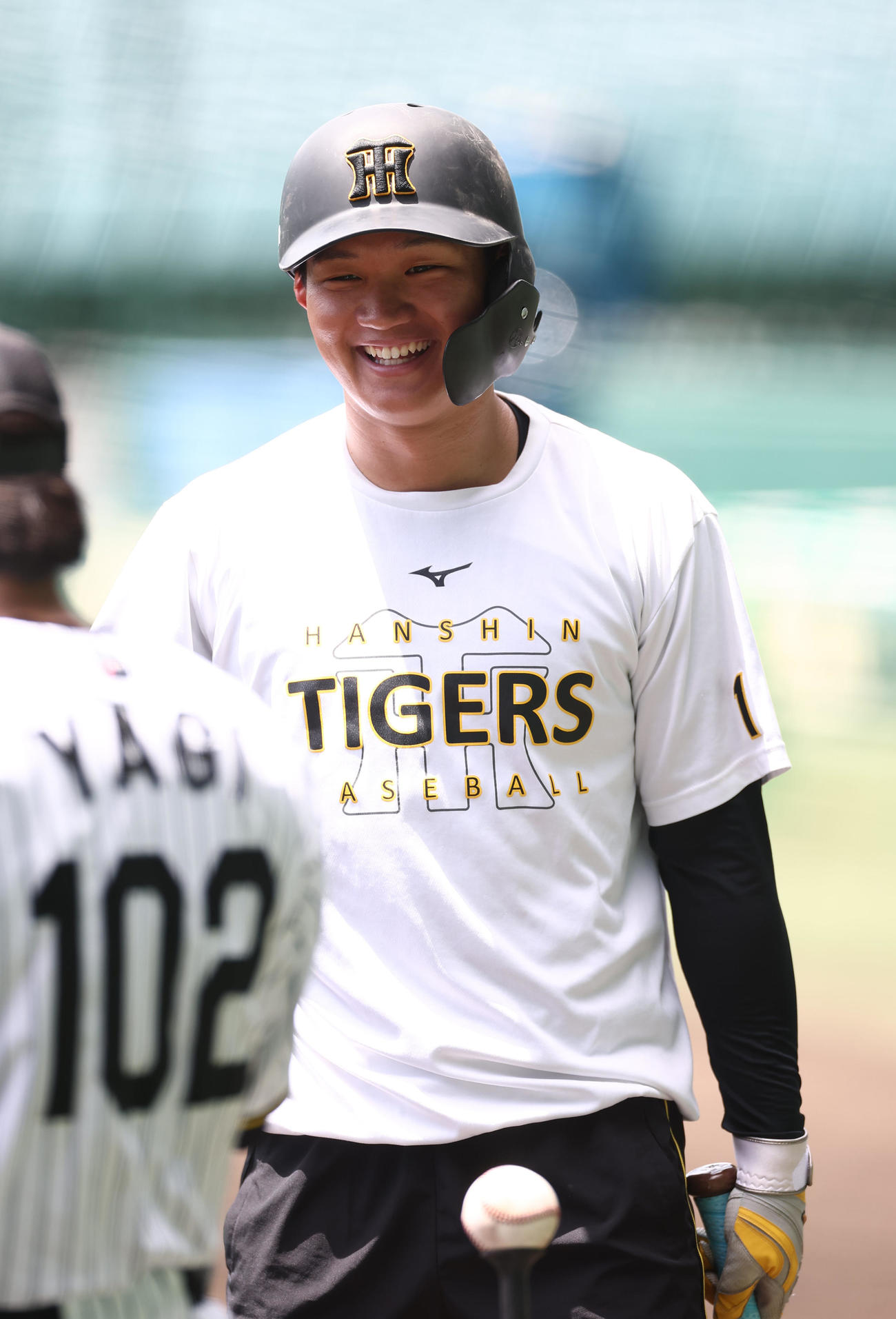 笑顔を見せながら打撃練習をする森下（撮影・上田博志）