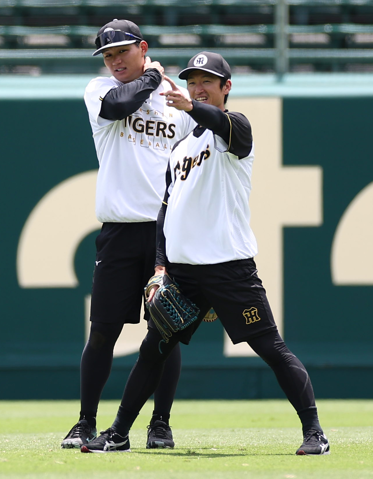 外野で森下翔太（左）と話をする近本（撮影・上田博志）