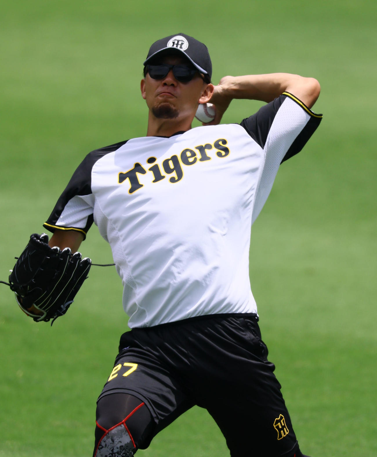 キャッチボールをする伊藤将（撮影・藤尾明華）