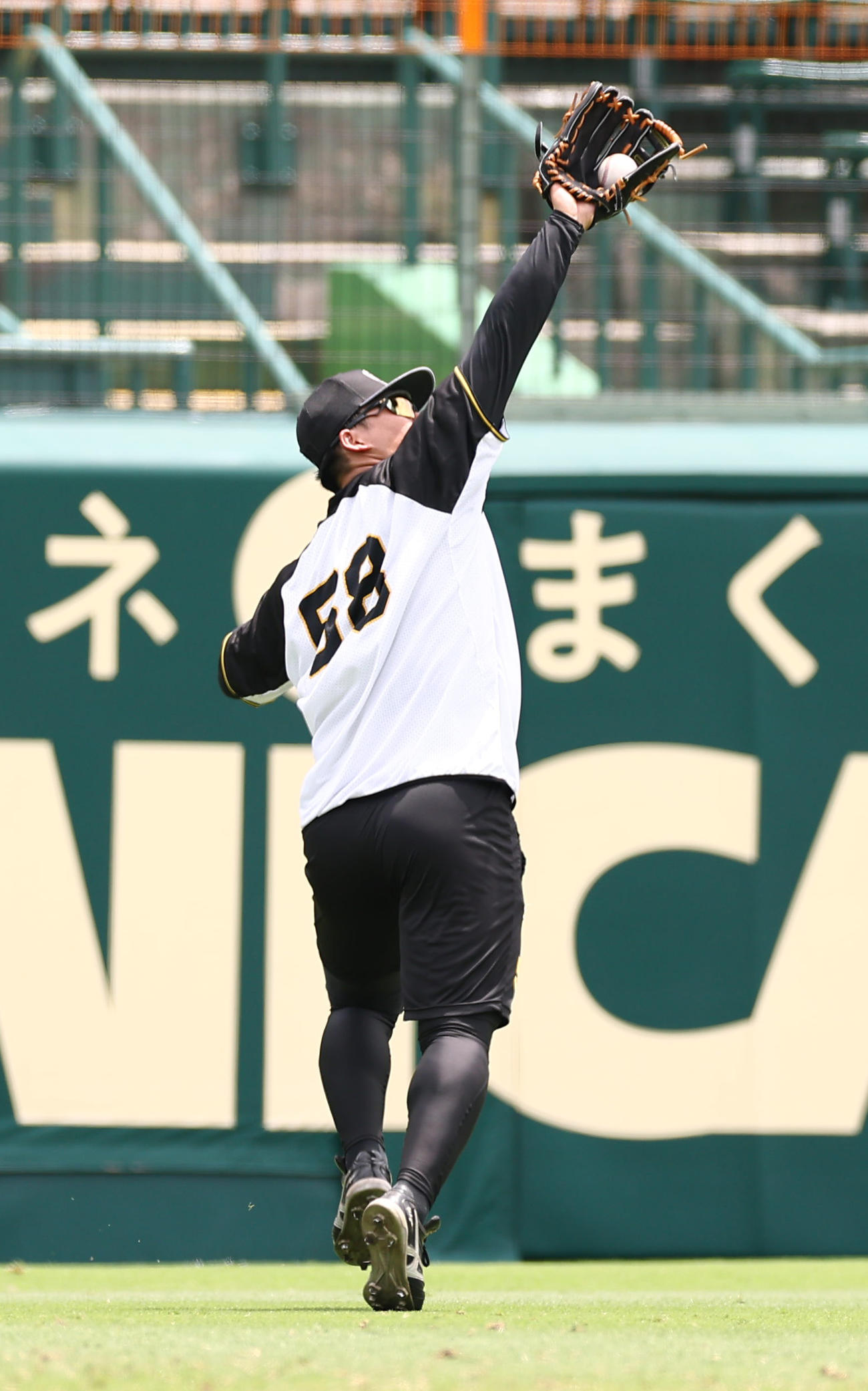 居残りノックで汗を流す前川（撮影・上田博志）