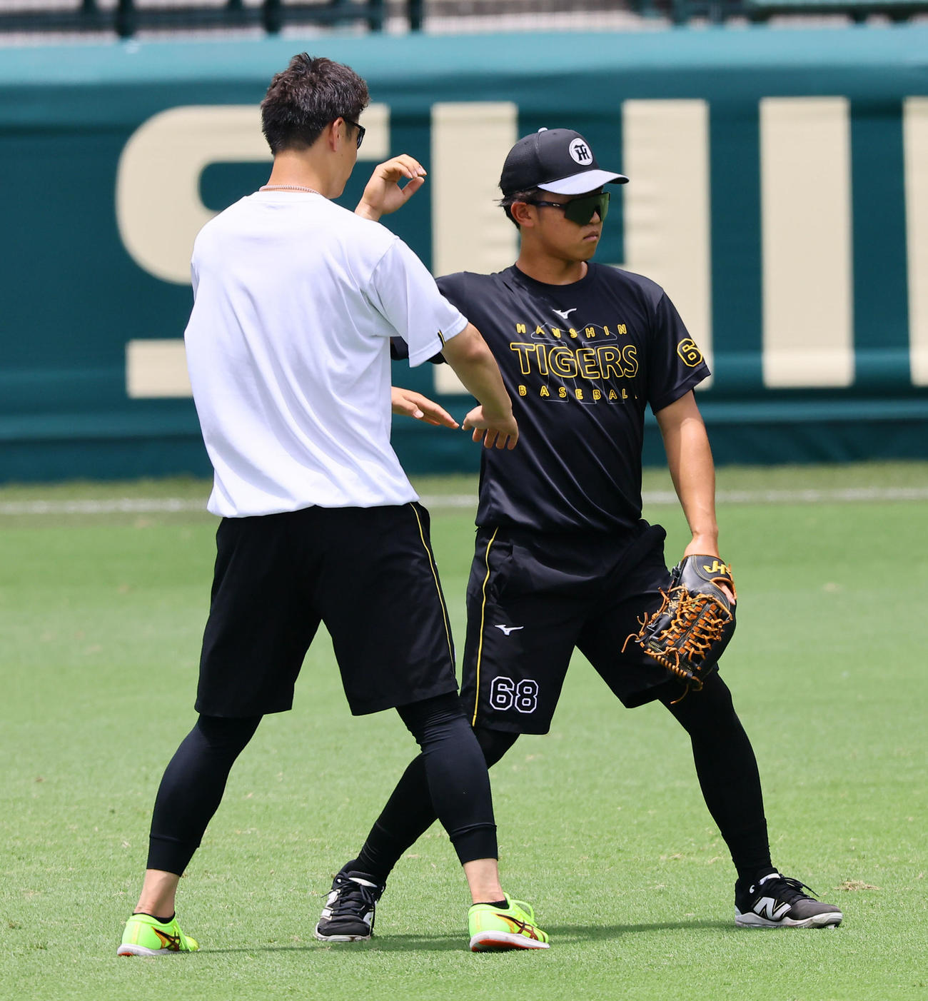大竹（左）にアドバイスを受ける阪神中川（撮影・藤尾明華）