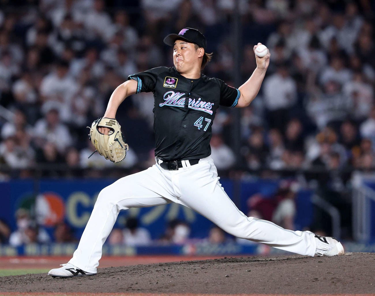 ロッテ対オリックス　力投するロッテ5番手の鈴木（撮影・鈴木正人）