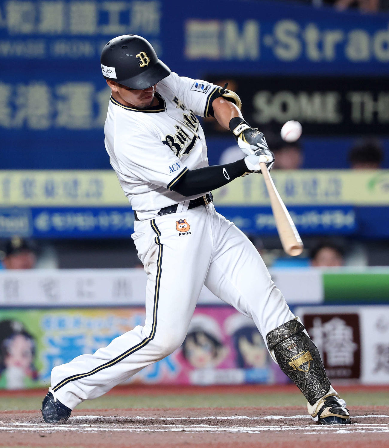 ロッテ対オリックス　10回表オリックス無死満塁、頓宮は右犠飛を放つ（撮影・鈴木正人）
