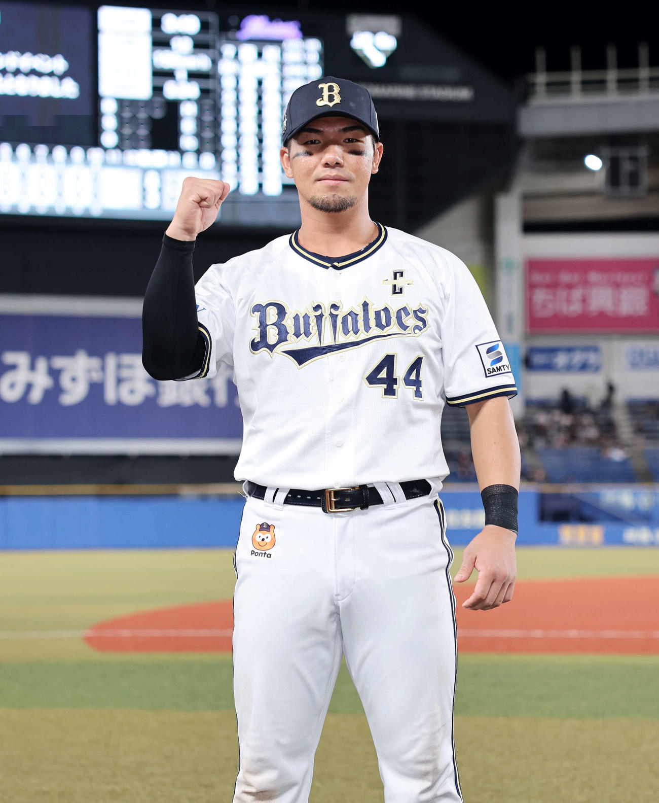 ロッテ対オリックス　勝利しガッツポーズするオリックス頓宮（撮影・鈴木正人）