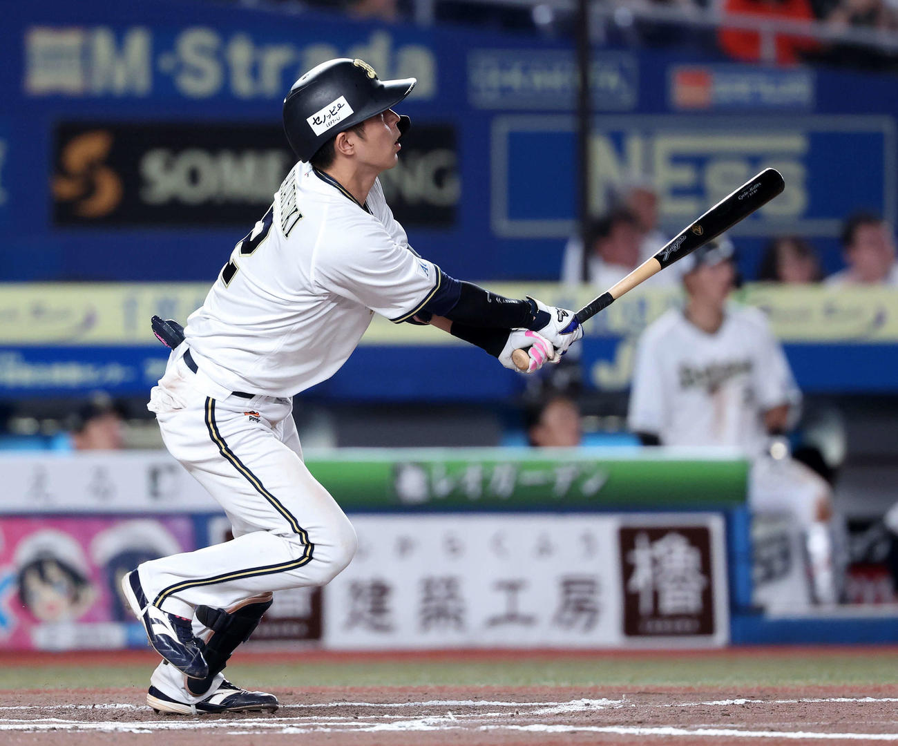 ロッテ対オリックス　10回表オリックス1死二塁、若月は左越え適時三塁打を放つ（撮影・鈴木正人）