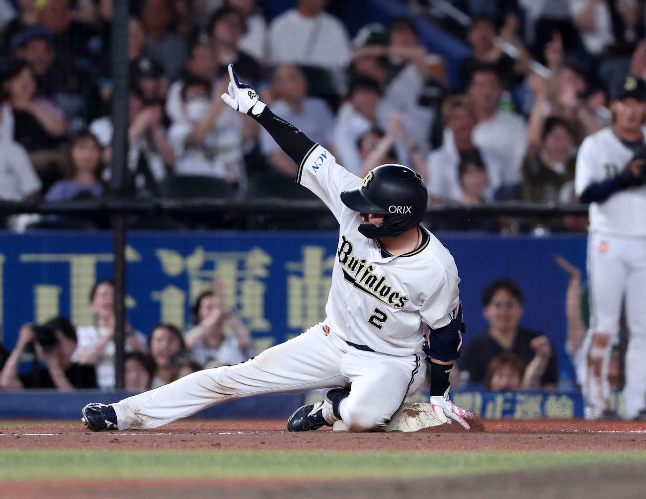 ロッテ対オリックス　10回表オリックス1死二塁、若月は左越え適時三塁打を放ちポーズを決める（撮影・鈴木正人）
