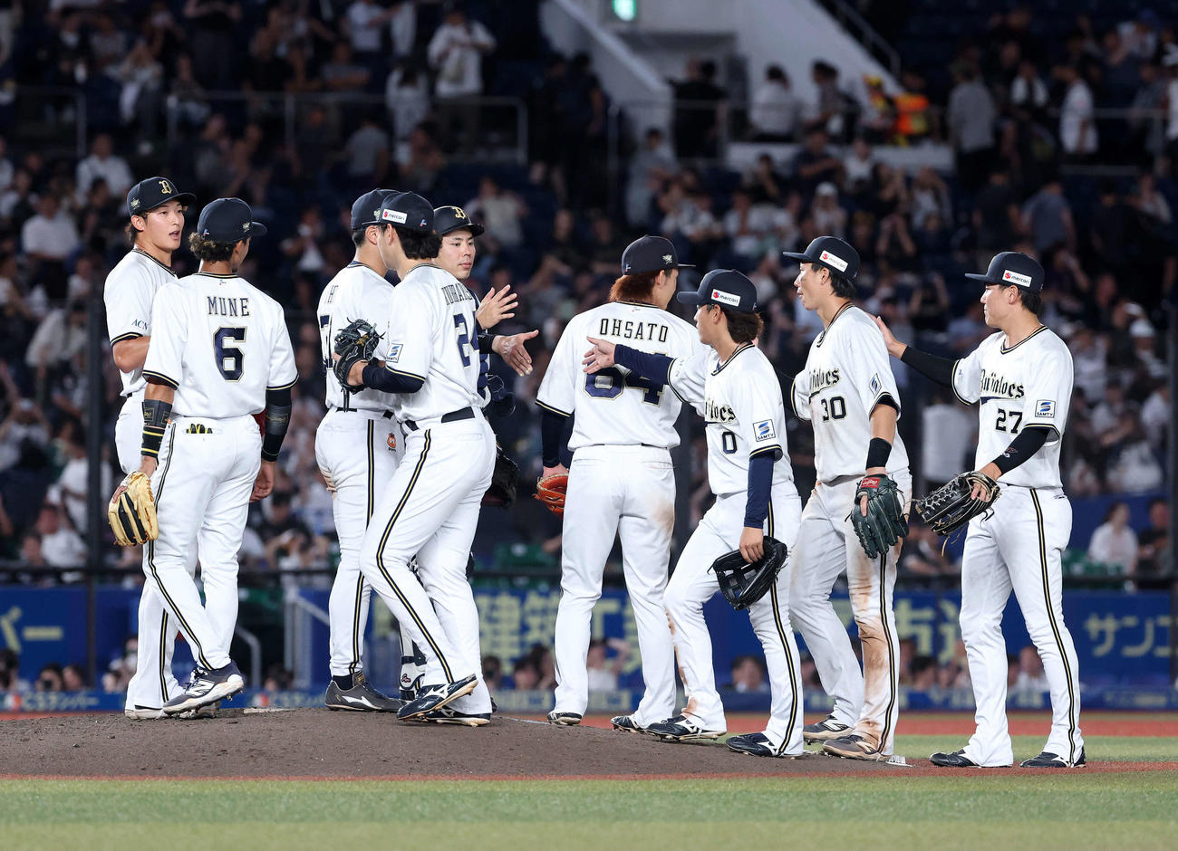 ロッテ対オリックス　勝利しマウンドに集まるオリックスの選手たち（撮影・鈴木正人）